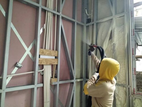 輕鋼別墅保溫聚氨酯高壓發(fā)泡機(jī)